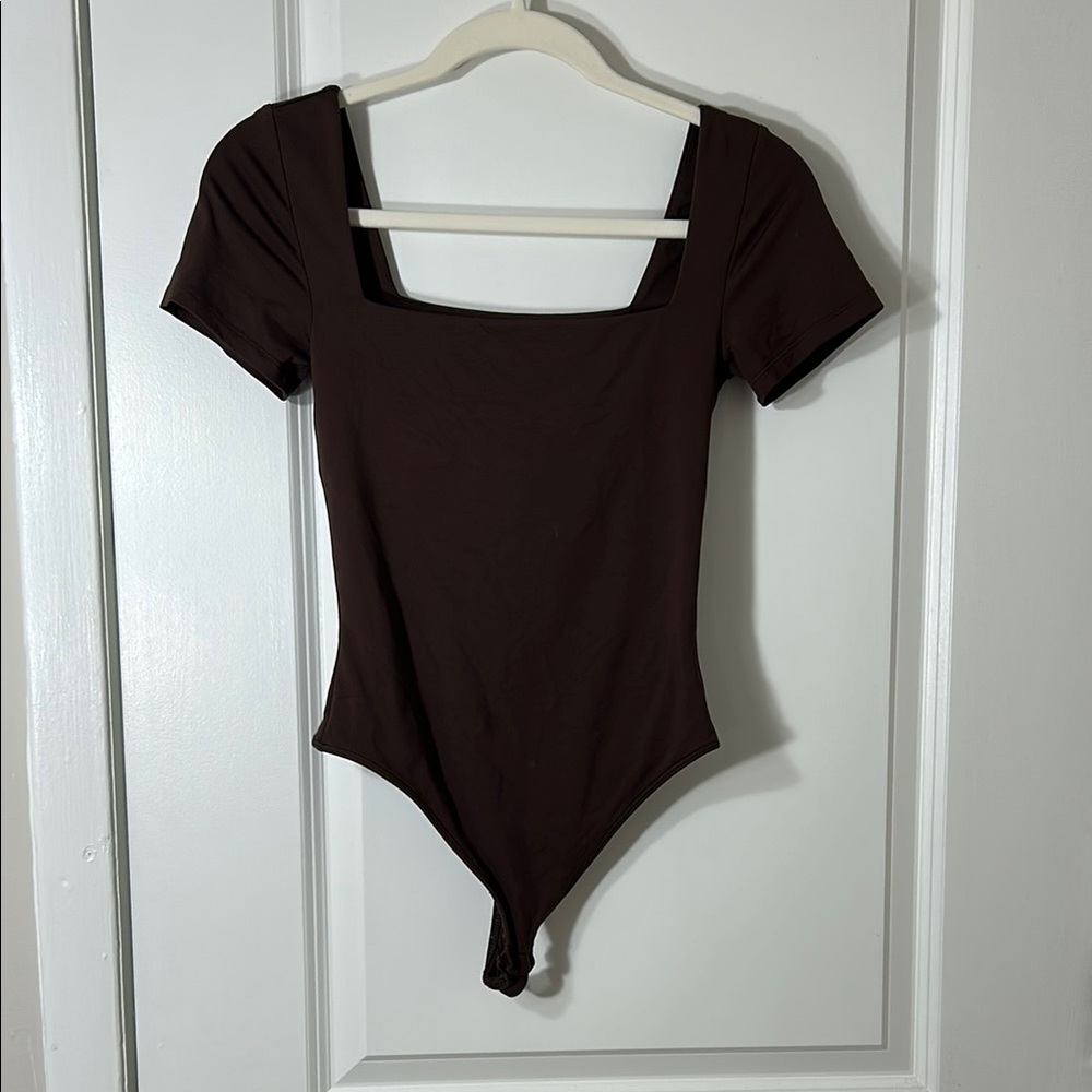 Babaton Contour Square Neck Short Sleeve Bodysuit Dark Brown